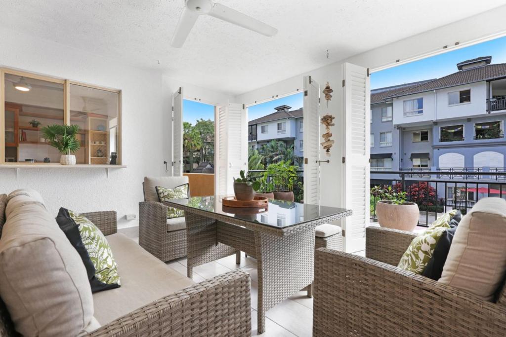 ein Wohnzimmer mit Tisch und Stühlen in der Unterkunft Letizia Lakes - Resort Style Living in Cairns North