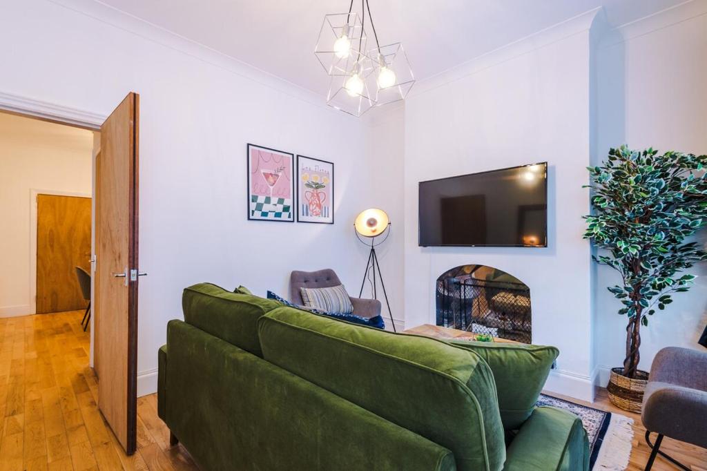 TV a/nebo společenská místnost v ubytování Foxton House - Stylish 3Bed Retreat, Free Parking & Netflix, WiFi