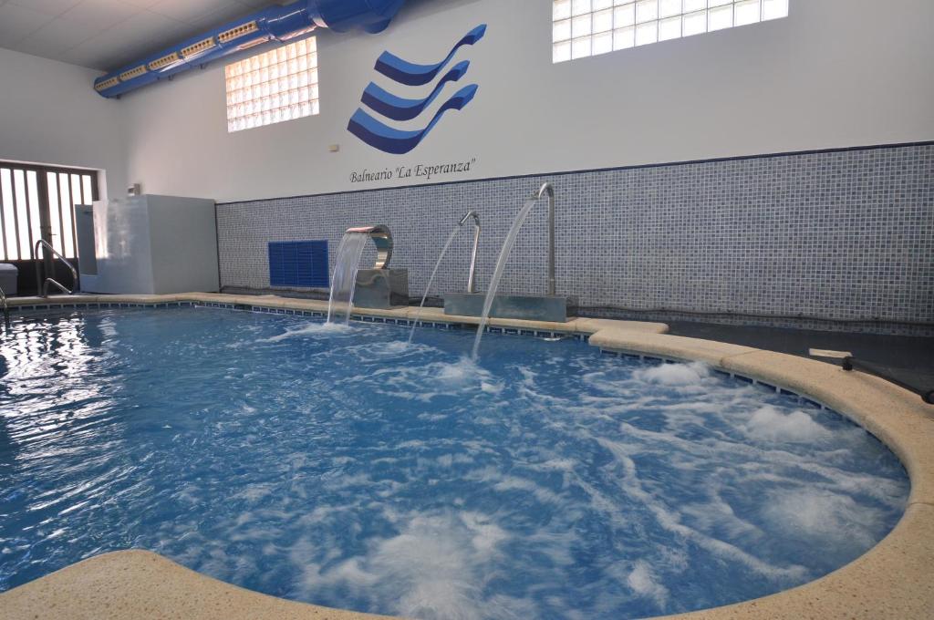 Hotel-Balneario La Esperanza tesisinde veya buraya yakın yüzme havuzu