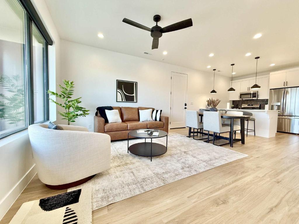 a living room with a couch and a table at Grand 2 at Catori Spacious Family and Friend Kanab Stay Near National Parks in Kanab