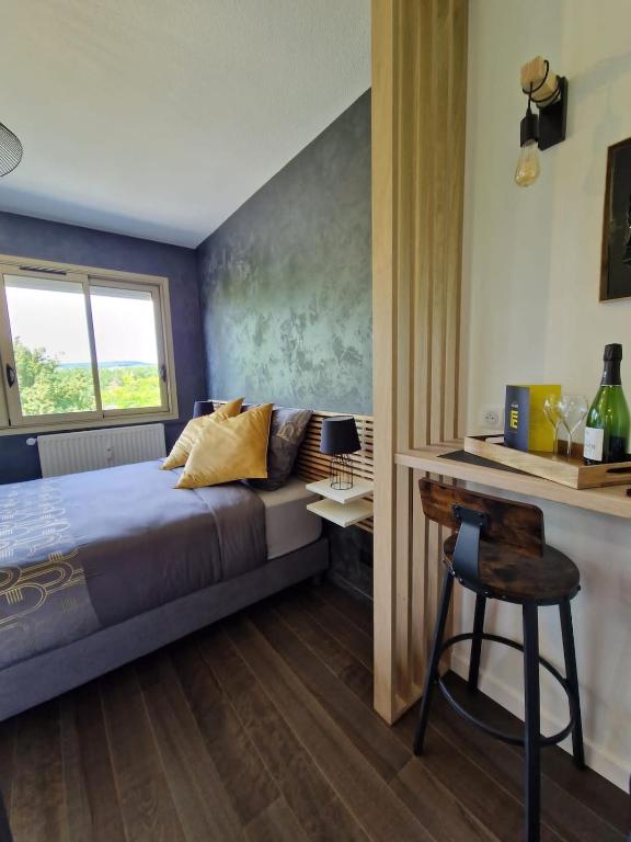 une chambre avec un lit et un bureau dans l'établissement Drop of gold - Avenue de Champagne, à Épernay