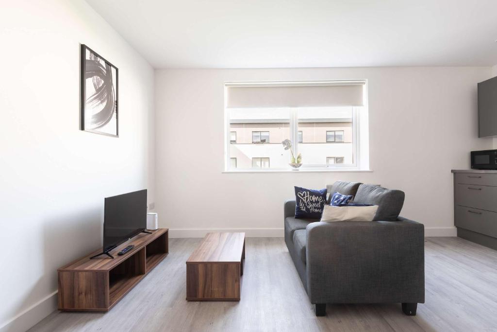 ブラッドフォードにあるSmart 1 Bedroom Apartment in Bradford with Parkingのソファとテレビのあるリビングルーム