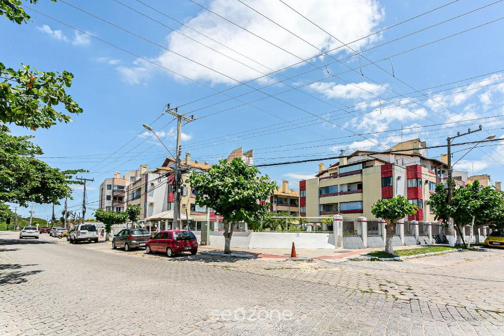 eine Straße mit Autos, die an einer Straße geparkt sind in der Unterkunft Condomínio bem localizado a 100m da Praia - CSC in Florianópolis
