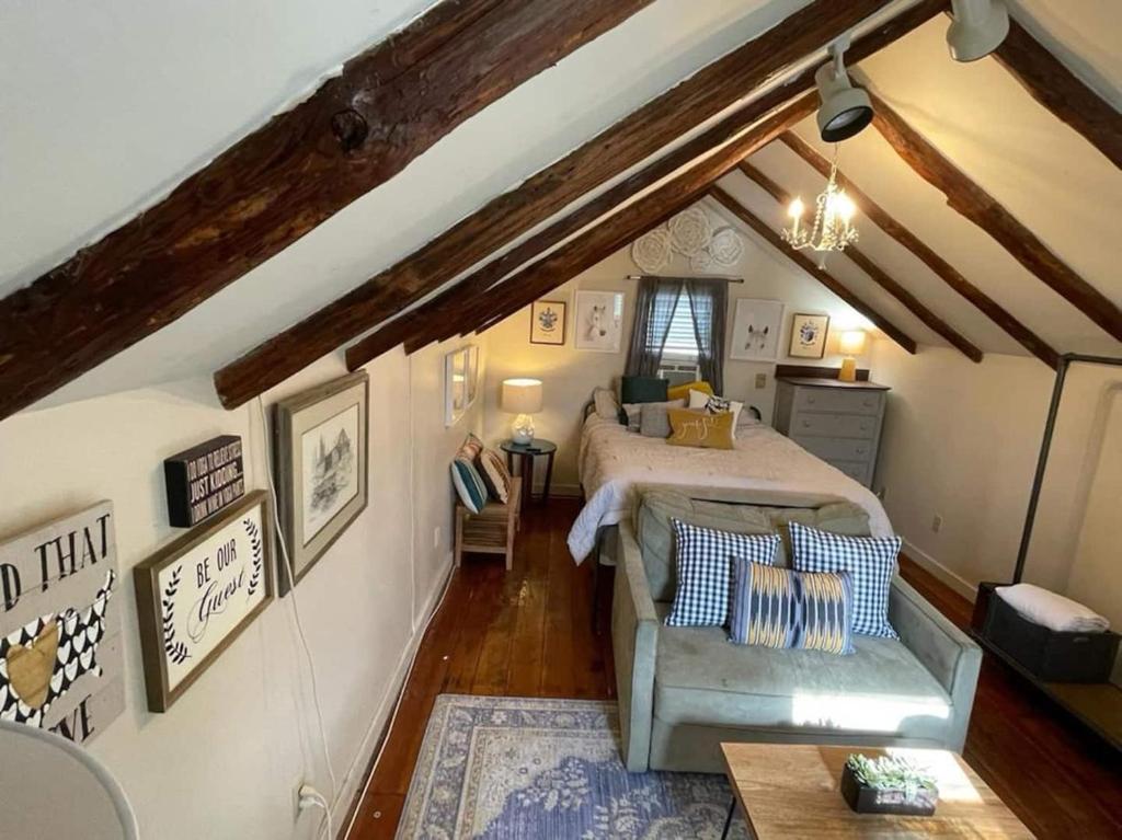 ハリソンバーグにあるCozy Tinyhouse Jmudowntown Fire Pit Yardのベッドルーム(ベッド付)1室(屋根裏部屋)