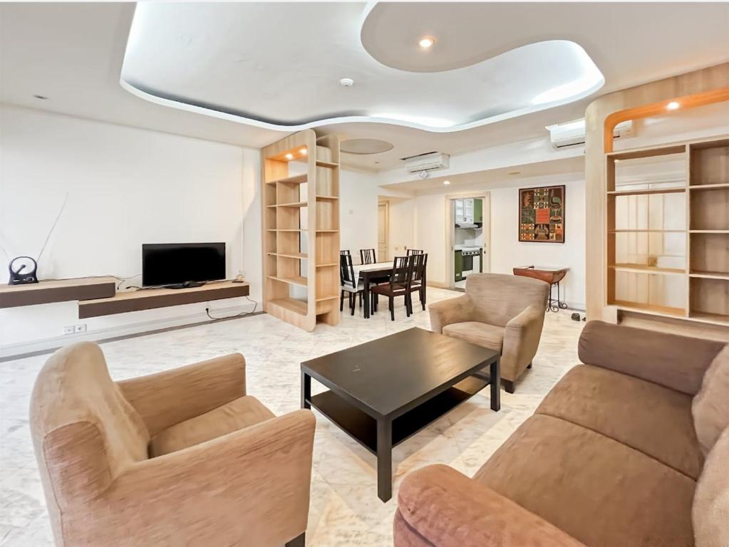 ジャカルタにあるLarge & Luxury Menteng Apt 3BR Pool, Gym Wi-Fiのソファとテーブルのあるリビングルーム