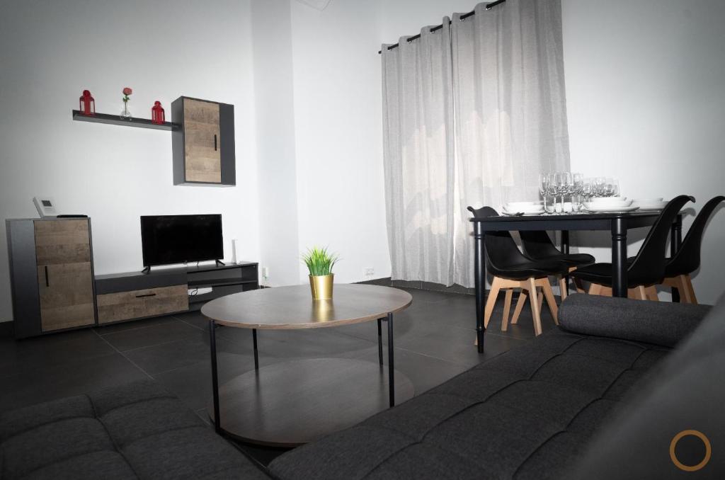 a living room with a couch and a table at FLATS FAMILY APARTAMENTO DE 3 HABITACIONEs in Valencia
