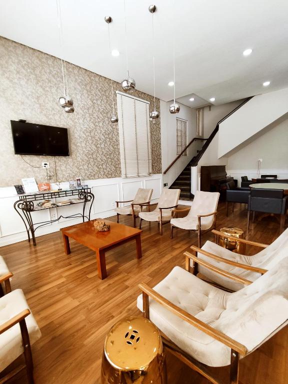 MOVA Hotel D'oeste - Localizado em frente a Praça Principal da Cidade, na área Central - Pé na Praça