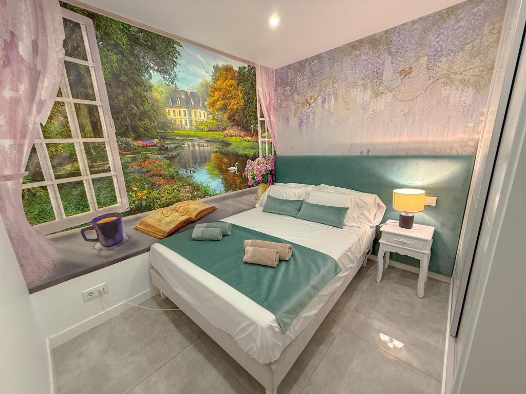 マドリードにあるCharming Madrid Apartment 6 paradas metro El Retiroの大きな絵画が壁に描かれたベッドルーム