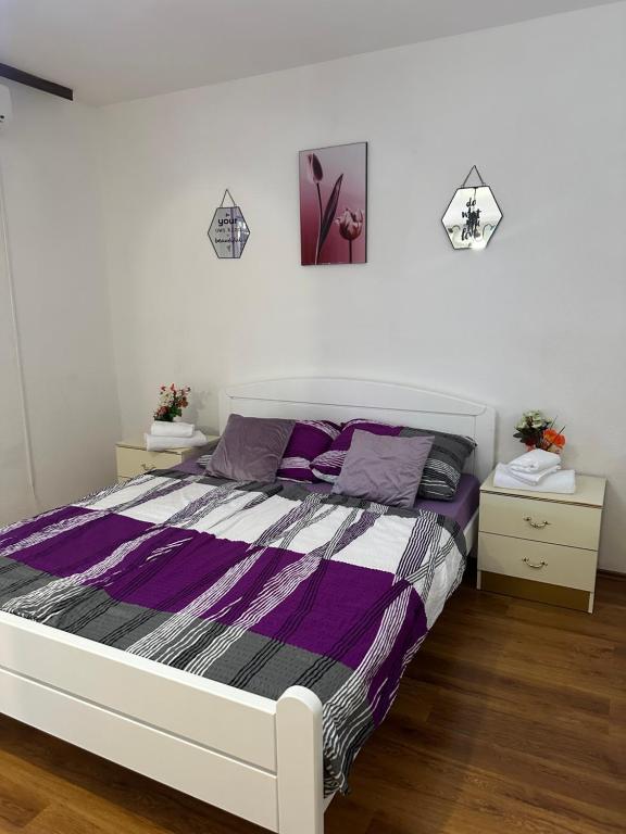 Ένα ή περισσότερα κρεβάτια σε δωμάτιο στο Red Villa