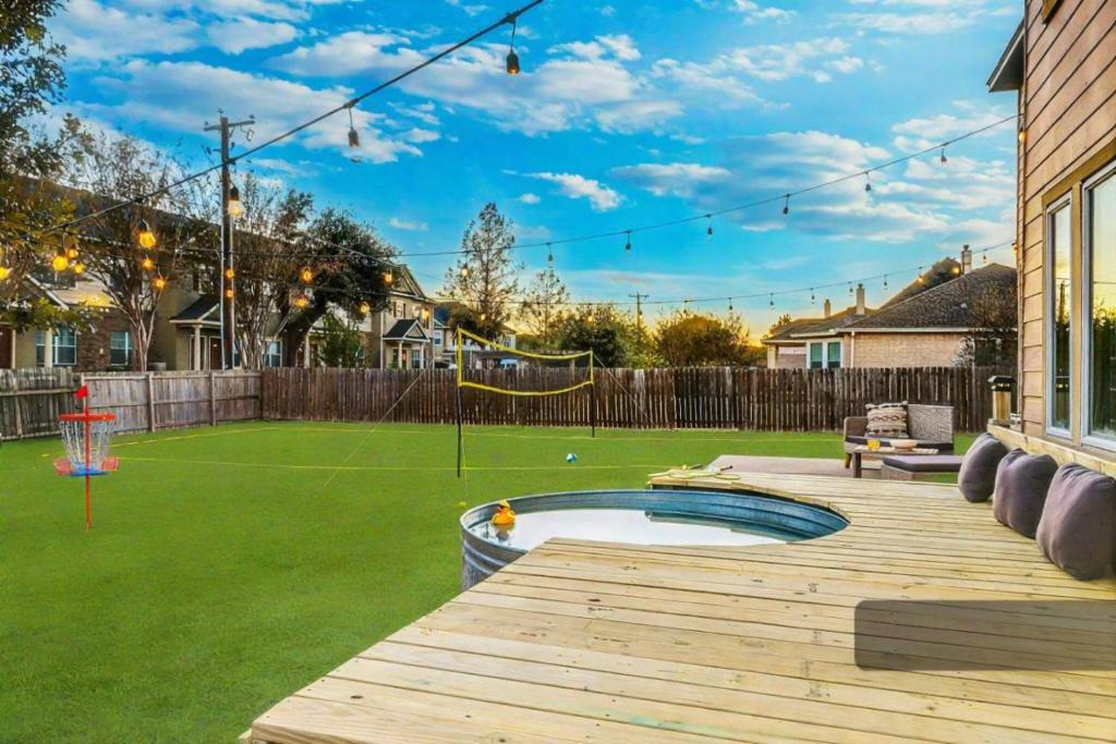 Κήπος έξω από το Cowboy Pool Arcade Soccer Field 5BR Family Retreat