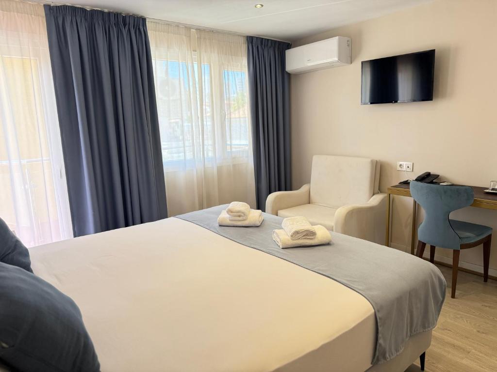 En eller flere senge i et værelse på Hotel Marina Benalmádena