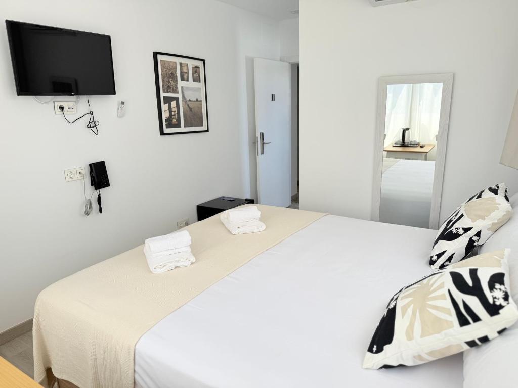 Postel nebo postele na pokoji v ubytování Hotel Marina Benalmádena