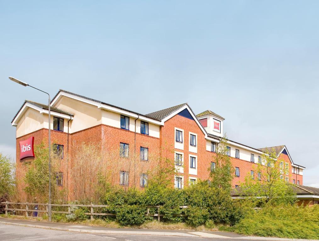 a red brick building on the side of a street at ibis Chesterfield North - Barlborough in Chesterfield