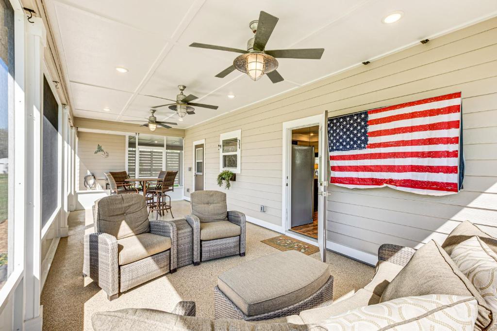 Χώρος καθιστικού στο 18 Mi to FSU Quaint Cottage on 8 Acres with Grill!