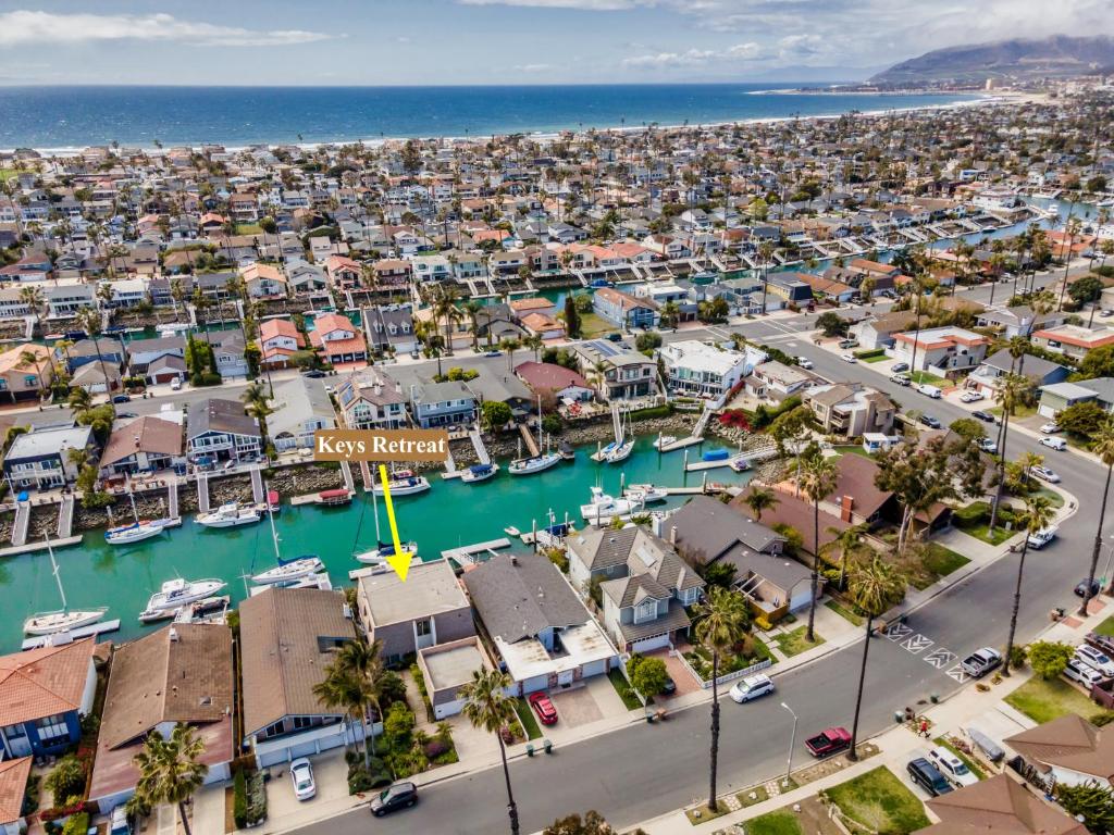 eine Luftansicht auf einen Yachthafen mit Häusern und Booten in der Unterkunft Keys Retreat by Paradise Retreats in Ventura