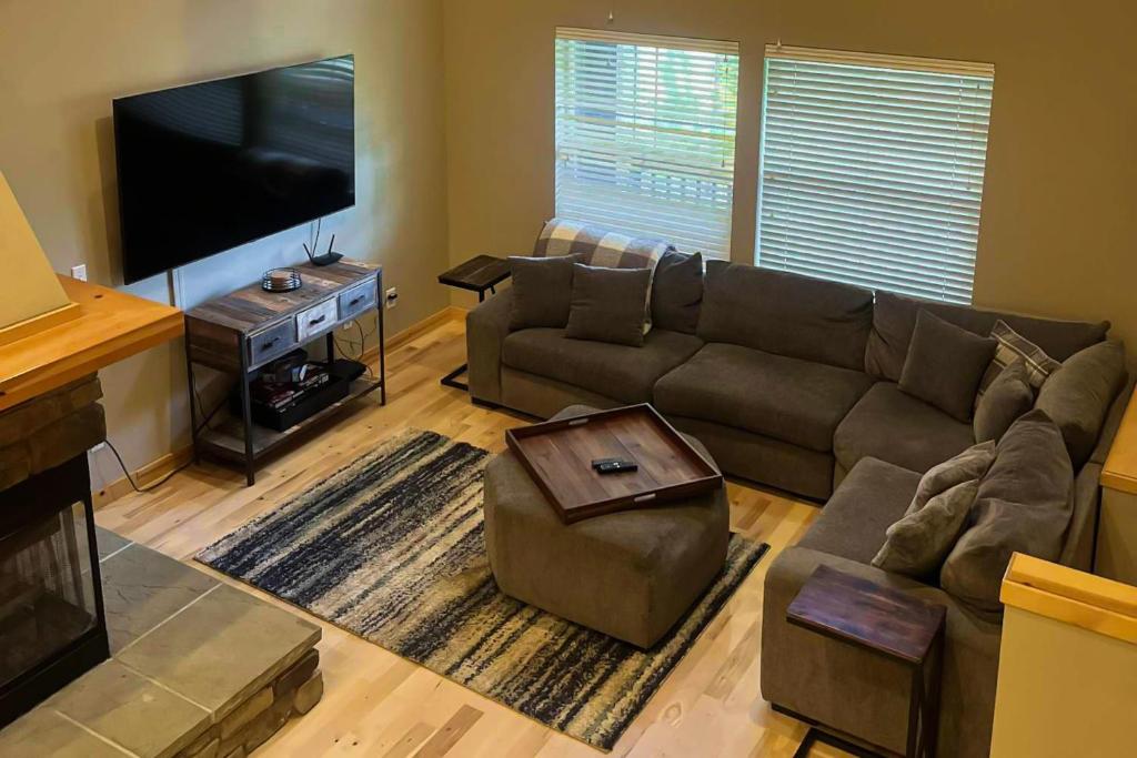 ein Wohnzimmer mit Couch und Flachbildfernseher in der Unterkunft Ridgeview Retreat in Ronald