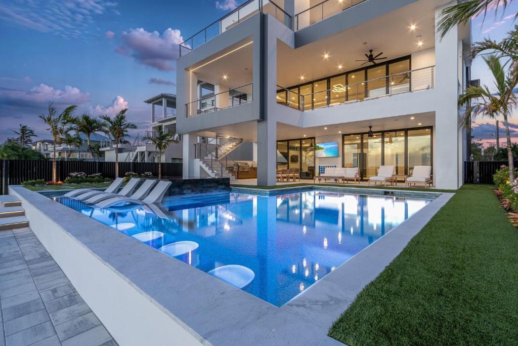 793 Shoreline Estate- 6BD 6BR, Luxurious Pool Home on The Water! home ...