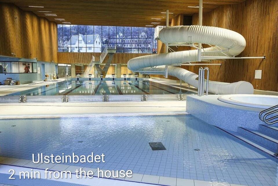 una gran piscina con un tobogán de agua en Charming house in Ulsteinvik with free parking, en Ulsteinvik