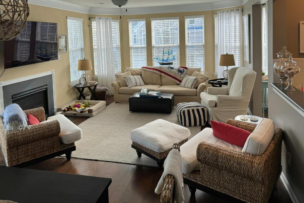 Χώρος καθιστικού στο Bayside Bethany Lakes --- 38339 N Mill Ln #99