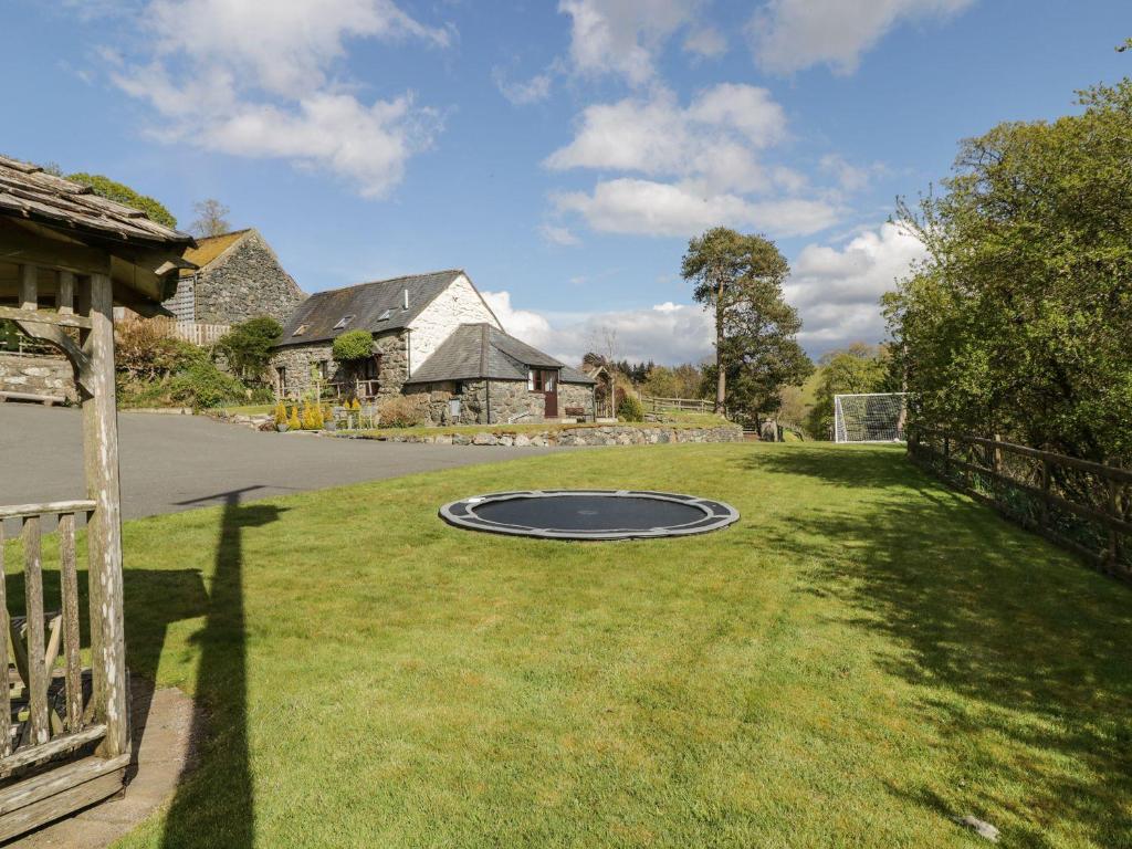 un trampoline dans l'herbe dans une cour dans l'établissement Cyffdy Cottage - Tegid, à Bala
