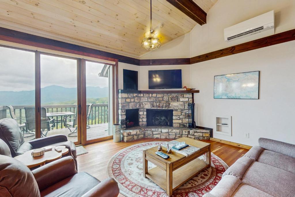 Una sala de estar con un sofá y una chimenea. en Skyleaf 404, en Sugar Mountain