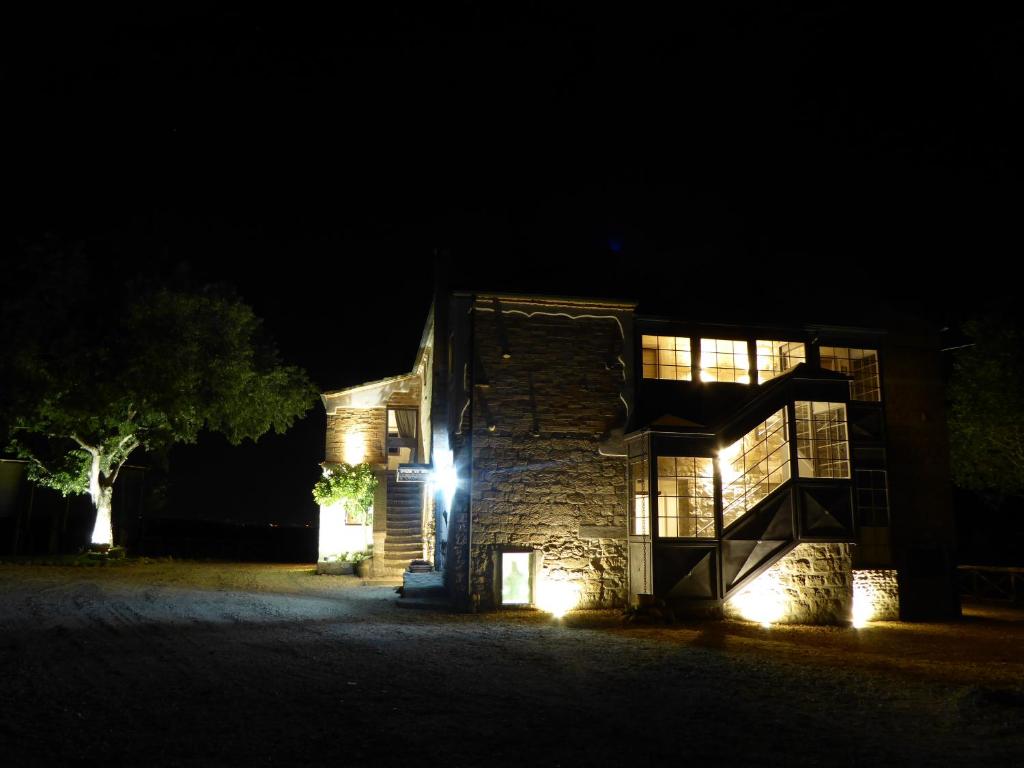 un edificio in pietra con luci accese di notte di Pietre di Fiume ad Apice