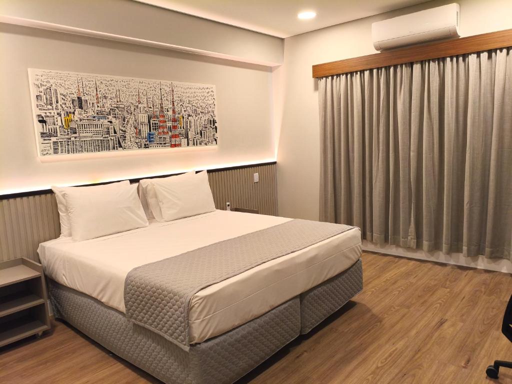 เตียงในห้องที่ Hotel 28 Embu das Artes