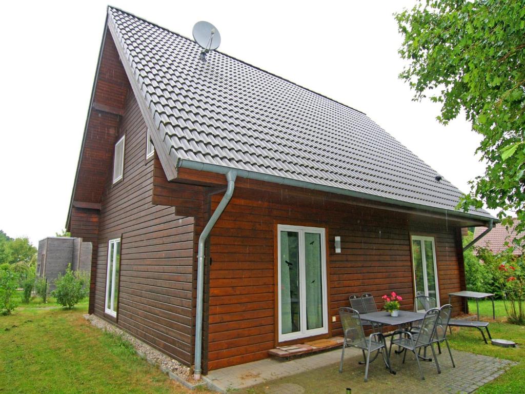 a small house with a table in front of it at Ferienhaus Barbara, Zarrentin in Zarrentin