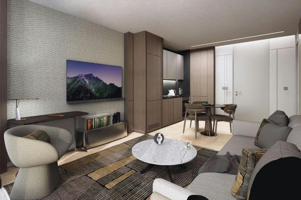 アンタルヤにあるMarriott Executive Apartments Antalyaのソファとテーブルのあるリビングルーム