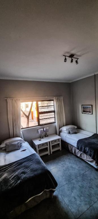 una camera da letto con due letti e una finestra di Desert Rendezvous a Hentiesbaai