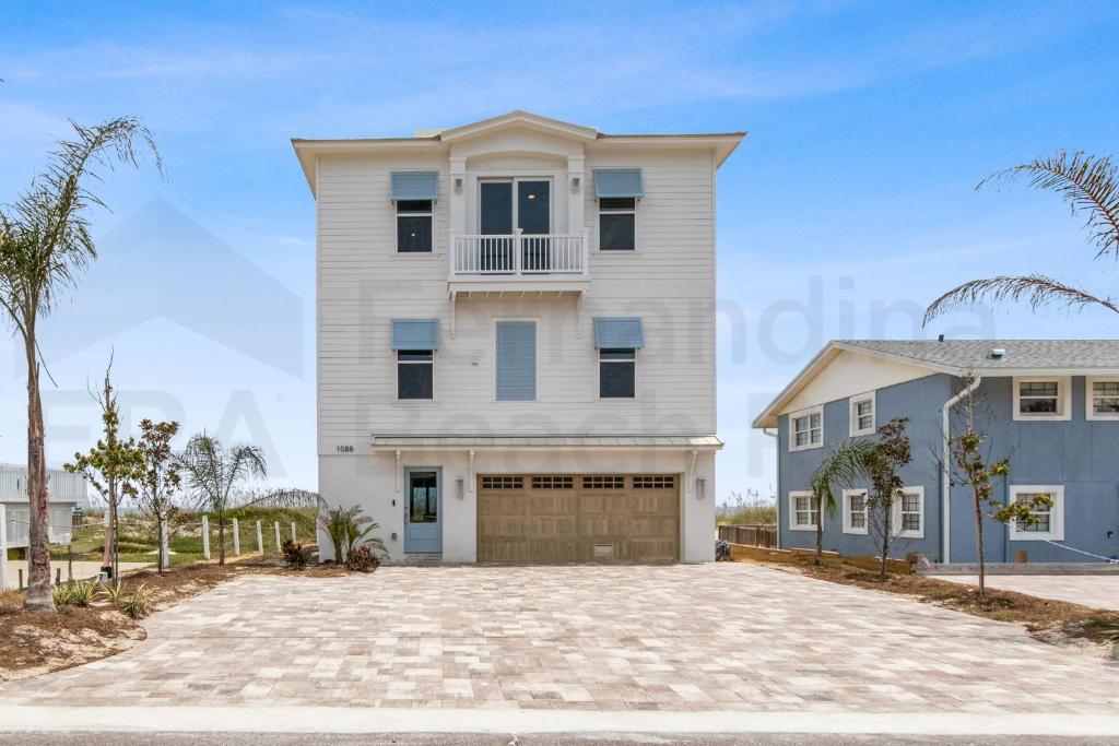 Experience The Oceanfront Reference: Experience Oceanfront Luxury With This Spacious 5 Bedroom House