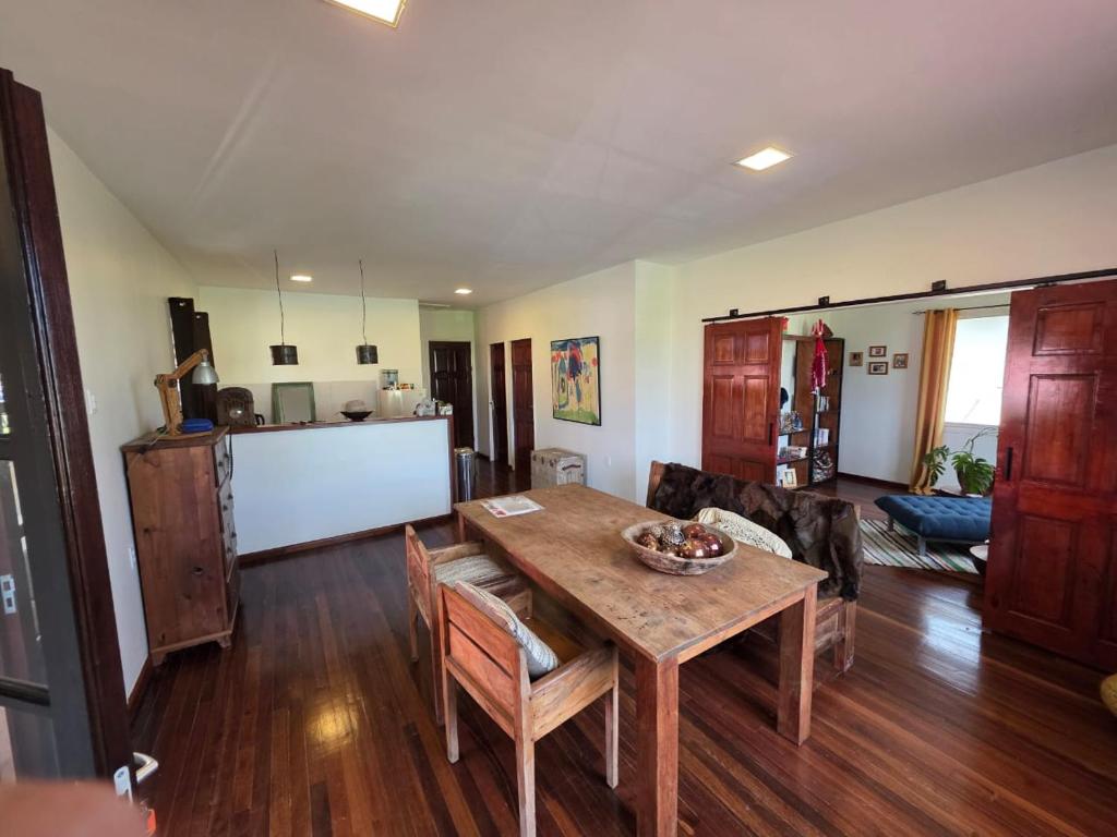 een woonkamer met een tafel en een bank bij Mathoeralaan Appartement in Paramaribo