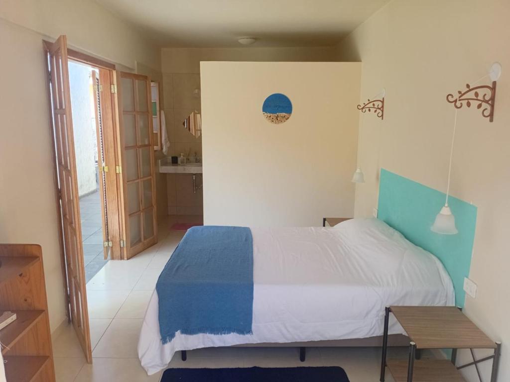 ペルイベにあるSuíte no Jardimのベッドルーム1室(青と白の毛布付きのベッド1台付)