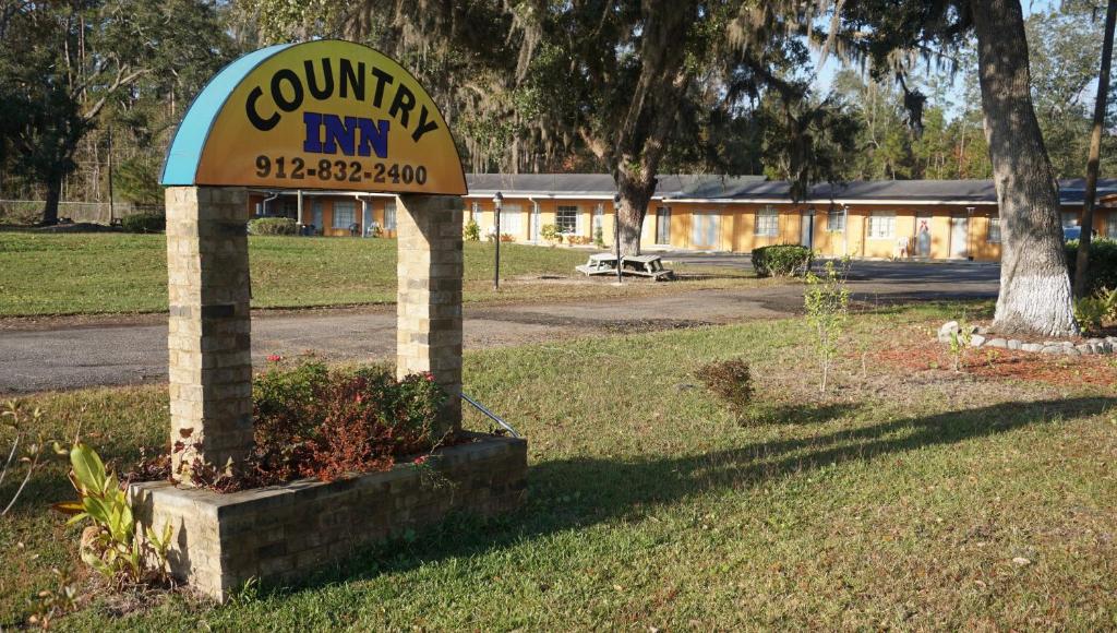 Un cartel que anuncia una posada comunitaria en un parque. en Country Inn LLC, en Townsend