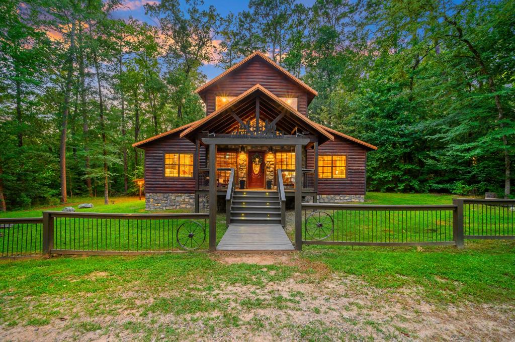 Κήπος έξω από το Rustic Family Getaway - Hot Tub, Pool Table, Pets, Near Attractions