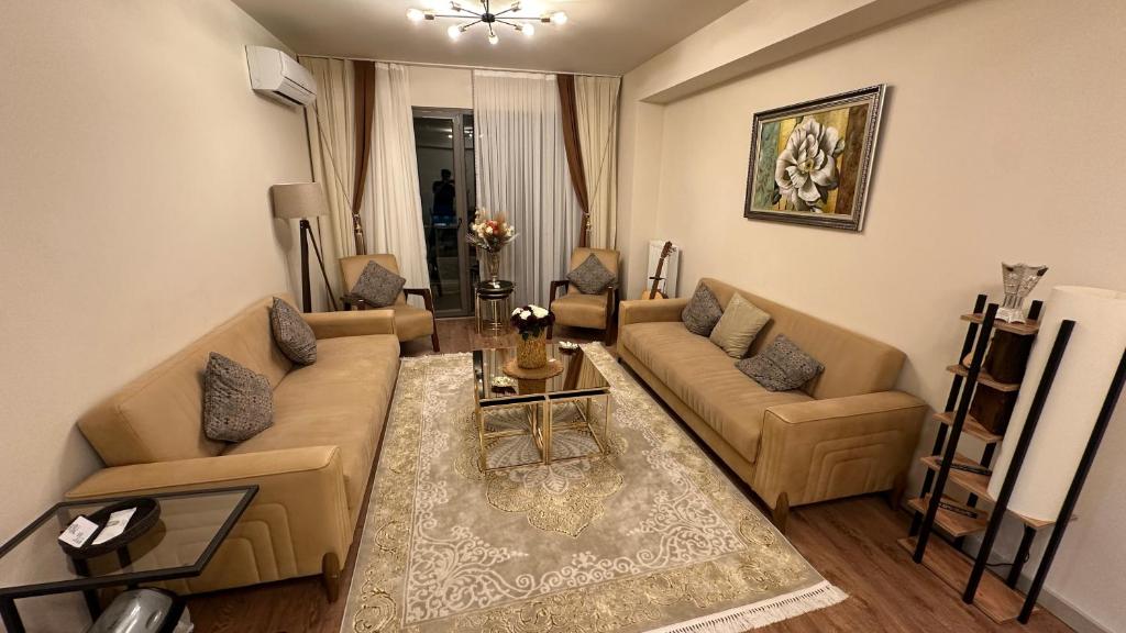 Una sala de estar con dos sofás y una mesa. en Dimer country 27, en Beylikduzu