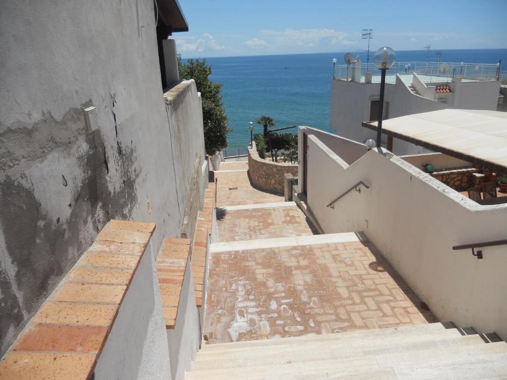 una escalera que conduce al océano desde un edificio en A Due Passi dal Mare en Gaeta