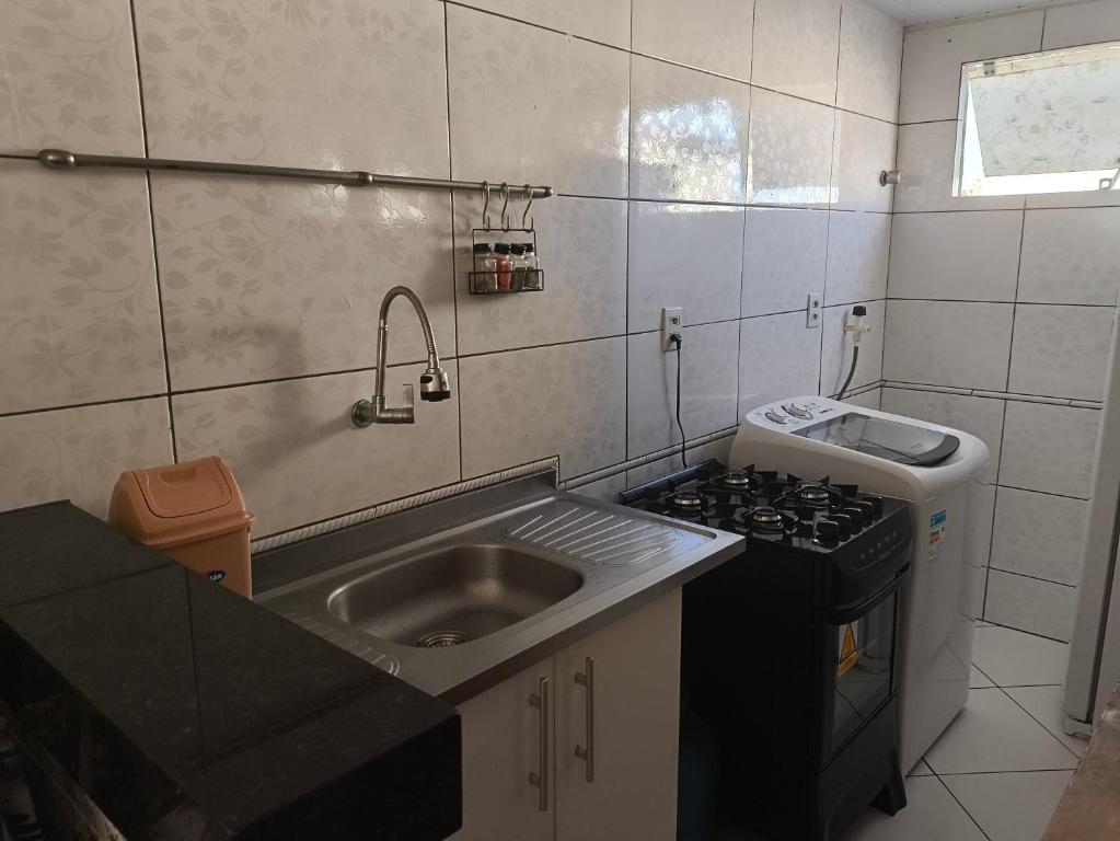 Una pequeña cocina con fregadero y estufa. en Apartamento Life COP30, en Castanhal