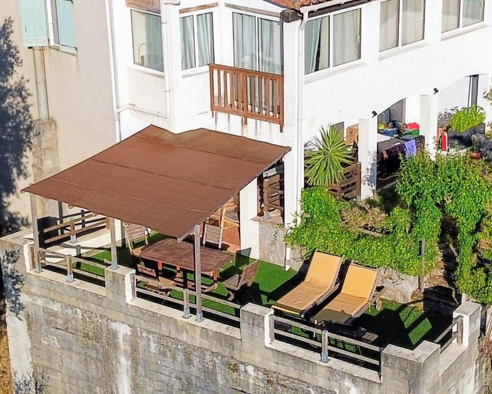 - une vue aérienne sur un bâtiment avec une table et des chaises dans l'établissement Le Gîte Radica, à Eccica-Suarella