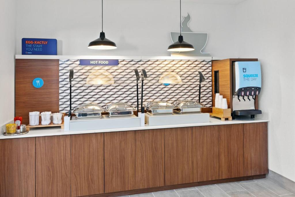 Holiday Inn Express & Suites Chicago West-O'Hare Arpt Area by IHG photo