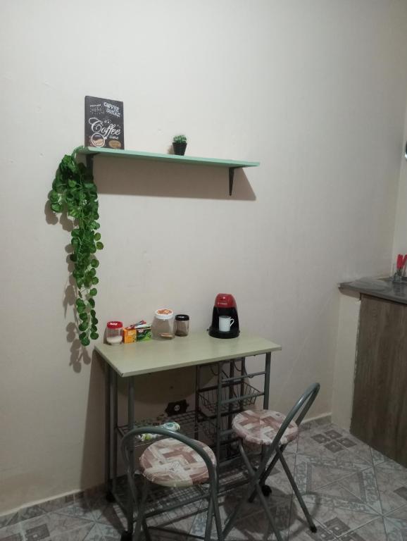 a small table and two chairs in a room at Hostel São Francisco 1 in Votorantim