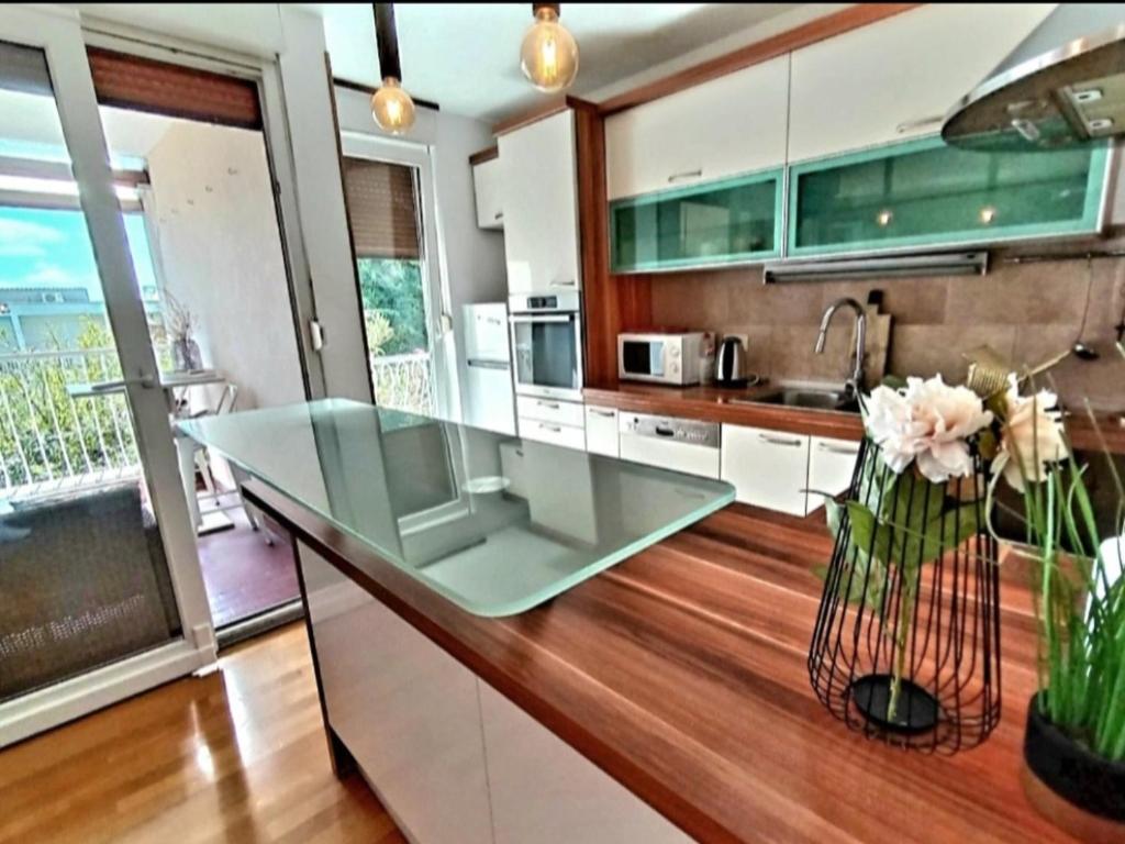 Η κουζίνα ή μικρή κουζίνα στο Beautiful Apartment, Close to Beach