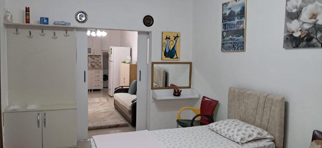 a room with a bedroom with a bed and a mirror at Günışığı Pansiyon & Apart in Koycegiz