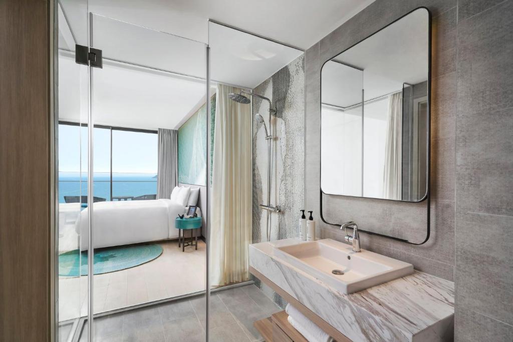 Deluxe King Room with Sea View and Balcony - High Floor