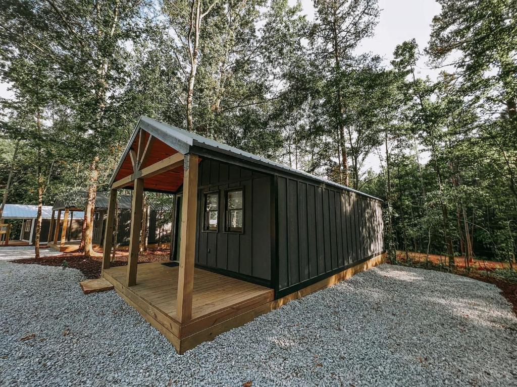 Φωτογραφία από το άλμπουμ του Cabin #6 Studio With Kitchenette σε Hartwell