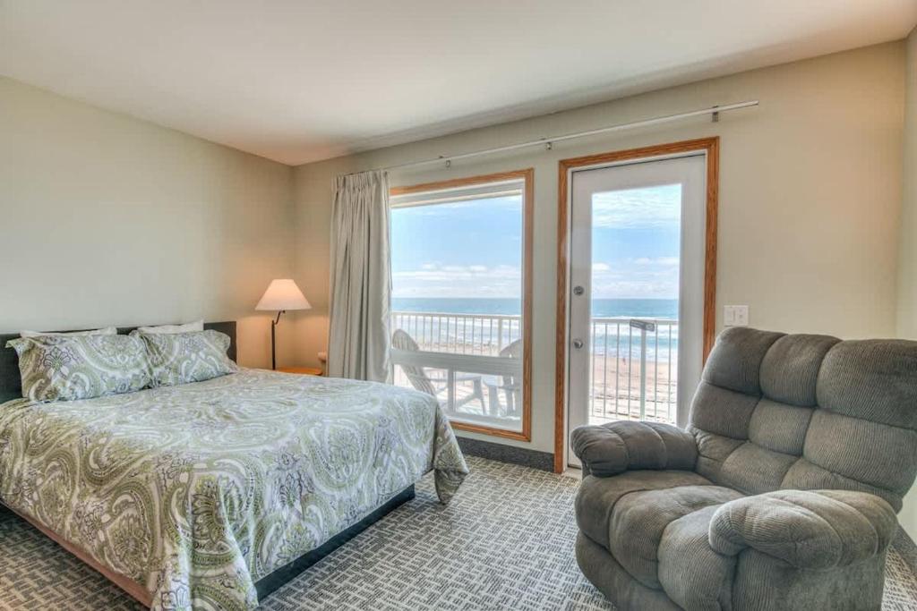 ein Schlafzimmer mit einem Bett, einer Couch und einem Sessel in der Unterkunft Stunning Ocean View Suite - Heated Indoor Pool and Hot Tub in Lincoln City