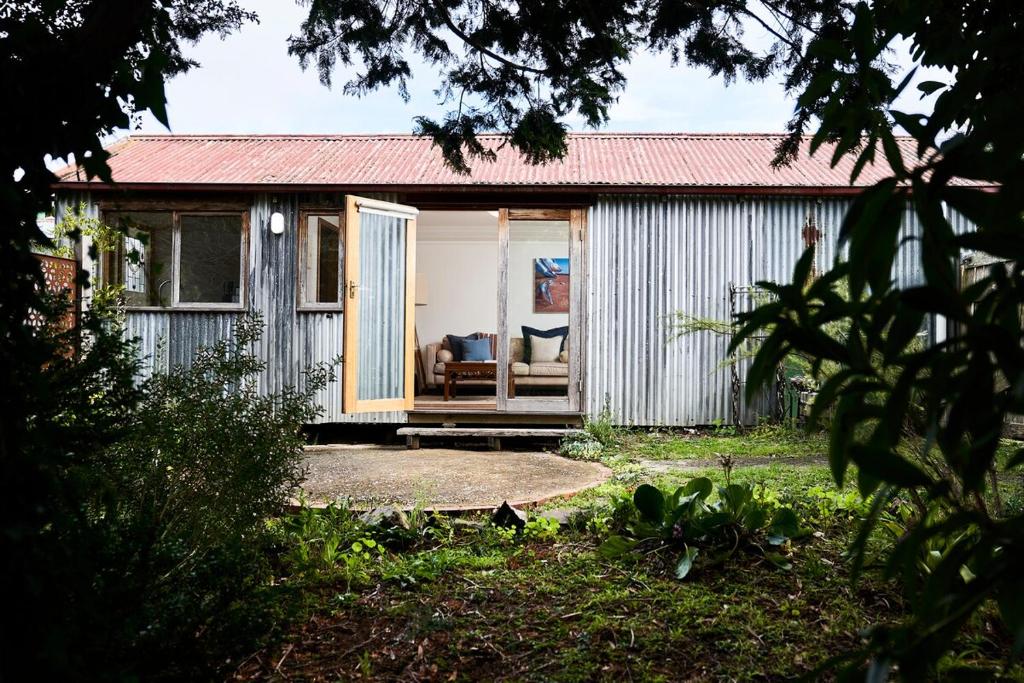 une petite maison avec un toit rouge dans l'établissement Sign Maker's Cottage, à Warburton