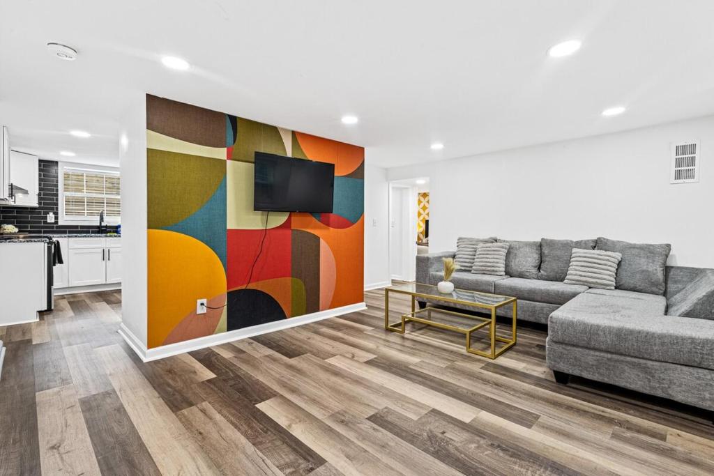 亚特兰大Chic 2BR Bungalow House的带沙发和多彩墙的客厅