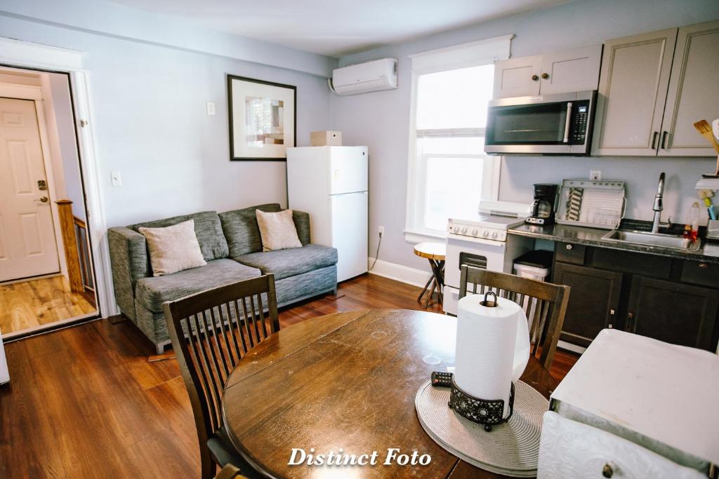 una sala de estar con un sofá y una mesa en Vacation House Washington DC, en Washington