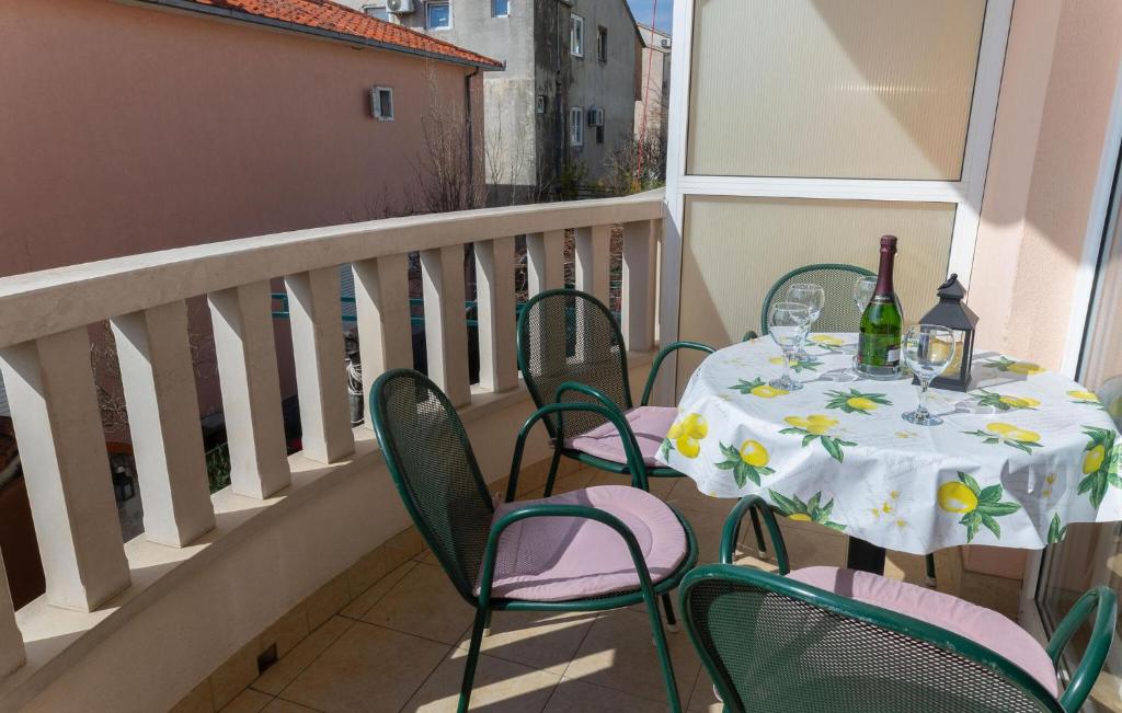 Cozy Apartment In Makarska With House Sea View